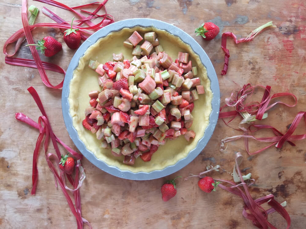 Zubereitung Erdbeer-Rhabarber-Tarte / Rosengarten - La Crema Patisserie Foodblog Backblog