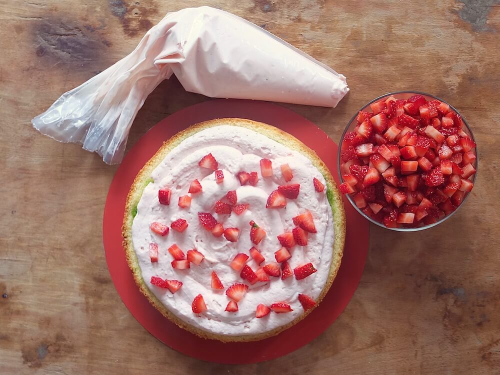 Zubereitung Erdbeer-Basilikum-Torte - La Crema Patisserie Foodblog Backblog