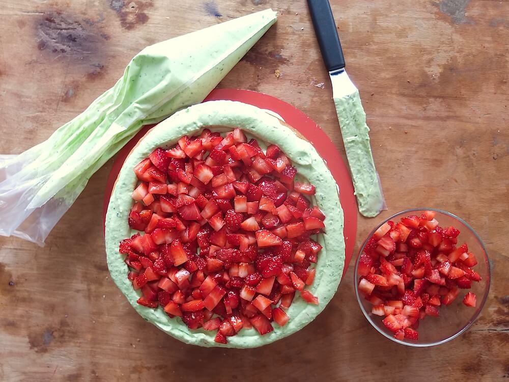 Zubereitung Erdbeer-Basilikum-Torte - La Crema Patisserie Foodblog Backblog