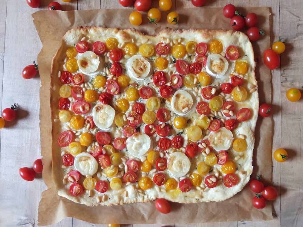 Tomaten-Ziegenkäse-Flammkuchen mit Pinienkernen und Thymian - La Crema Patisserie Foodblog Backblog