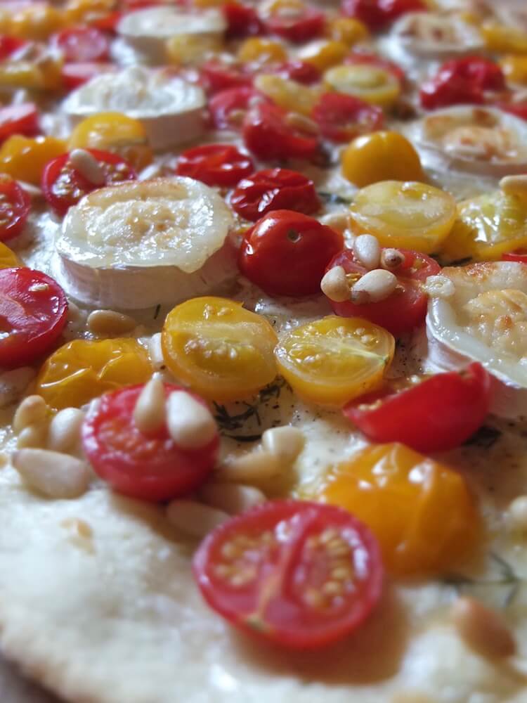 Tomaten-Ziegenkäse-Flammkuchen mit Pinienkernen und Thymian - La Crema Patisserie Foodblog Backblog