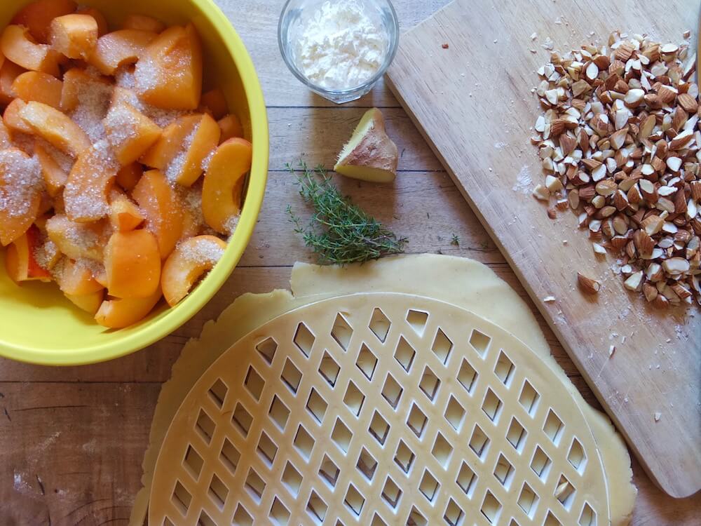 Zubereitung Aprikosentarte mit Ingwer, Thymian und Mandeln - La Crema Patisserie Foodblog Backblog
