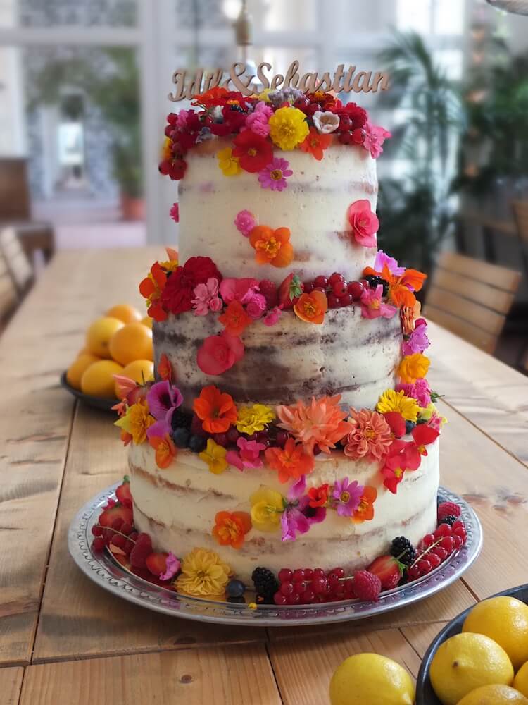 Semi naked Hochzeitstorte mit essbaren Blüten - La Crema Patisserie Foodblog Backblog