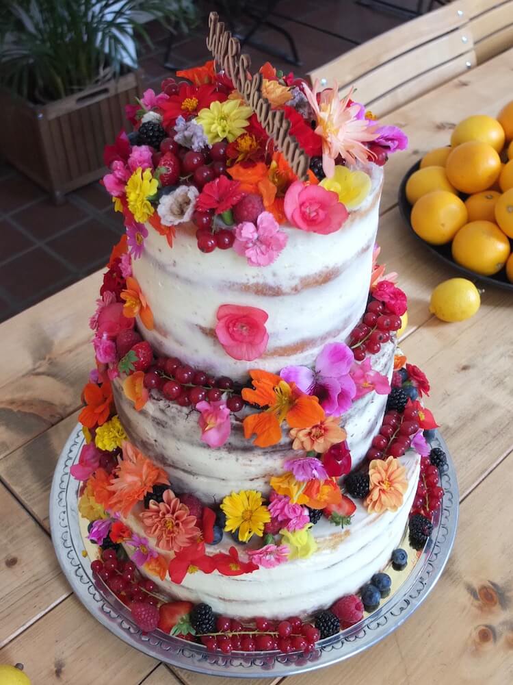 Semi naked Hochzeitstorte mit essbaren Blüten - La Crema Patisserie Foodblog Backblog
