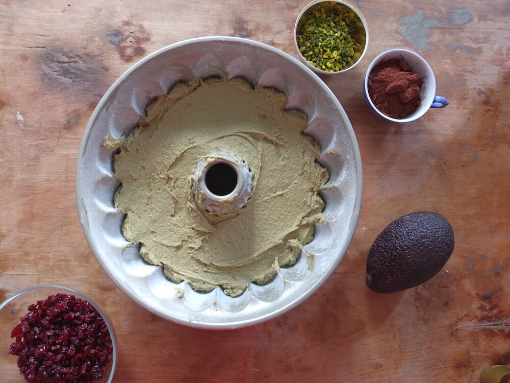 Zubereitung des Paleo Matcha Cranberry Gugelhupfs - La Crema Patisserie Foodblog Backblog
