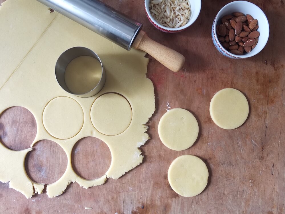 Zubereitung Eulenkekse am Stiel | Owl Cookie Pops - La Crema Patisserie Fooblog Backblog