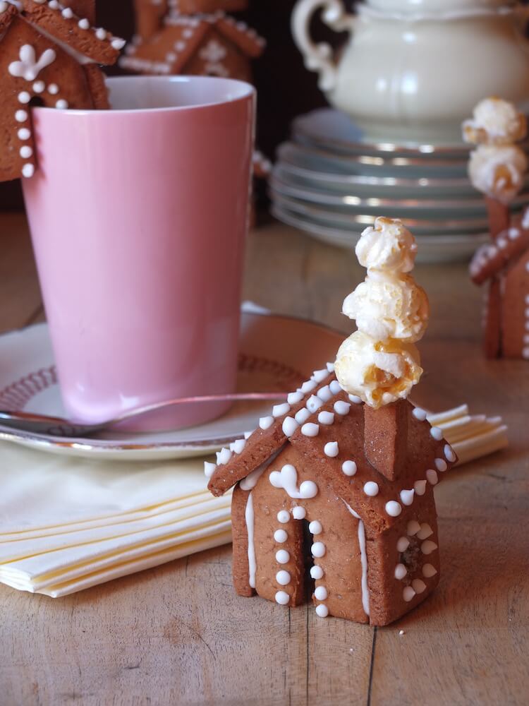 Mini Lebkuchenhäuschen für den Tassenrand | La Crema Patisserie Food- und Backblog