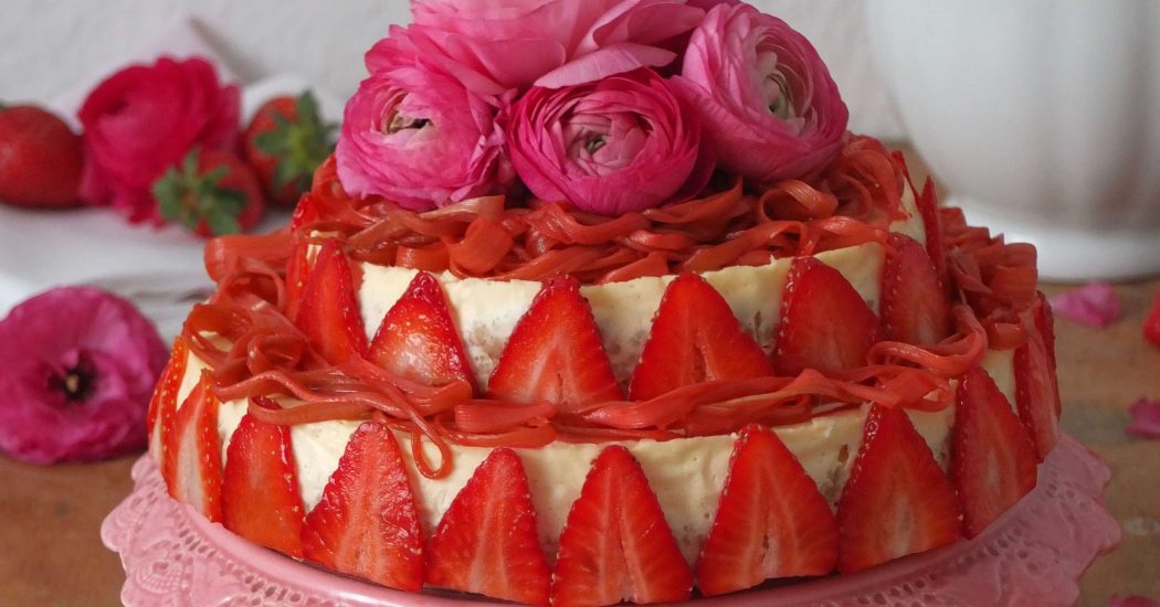 Doppelter Cheesecake mit Erdbeeren und Rhabarber | La Crema Food- und Backblog