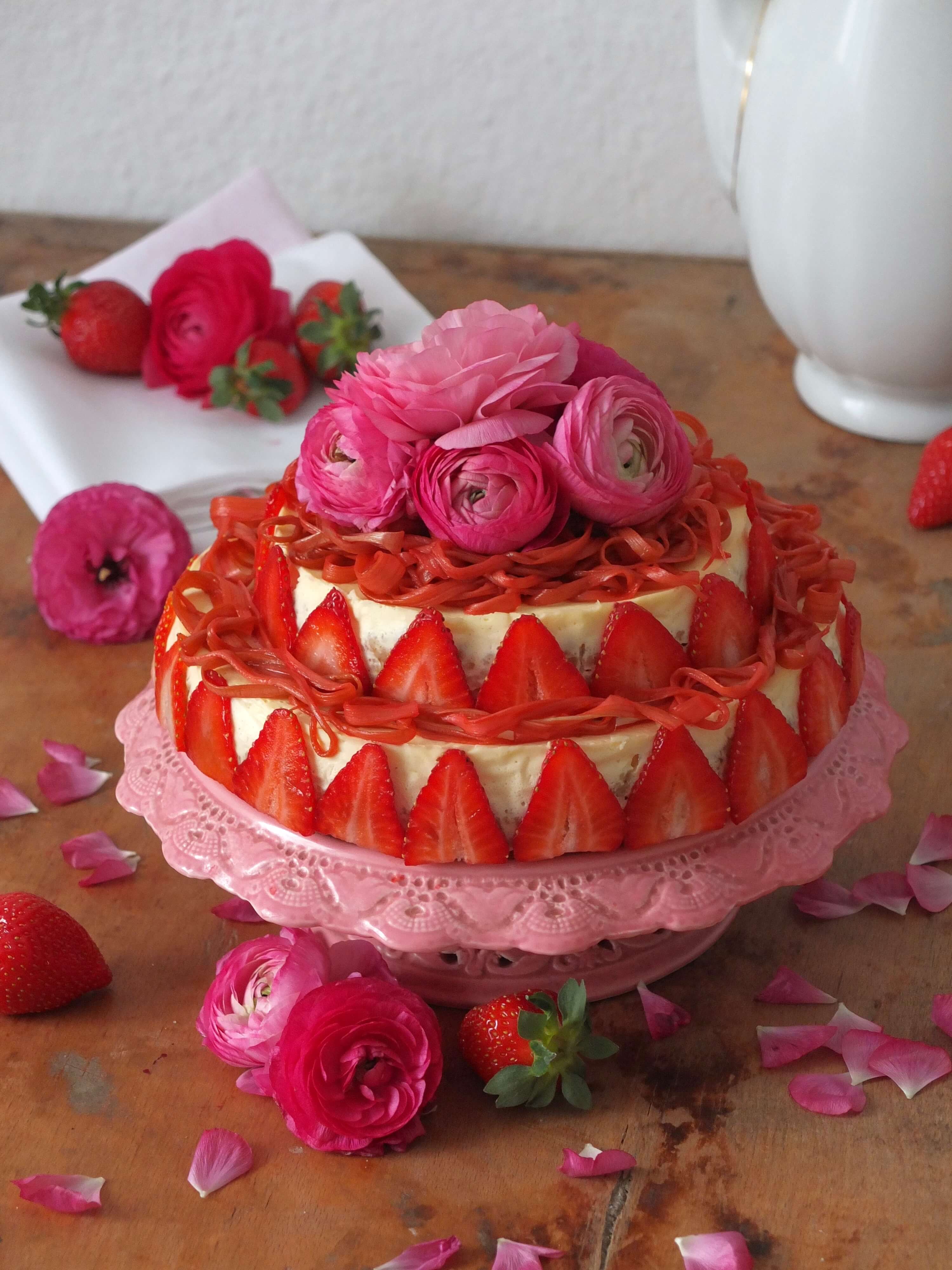 Doppelter Cheesecake mit Erdbeeren und Rhabarber | La Crema Food- und Backblog