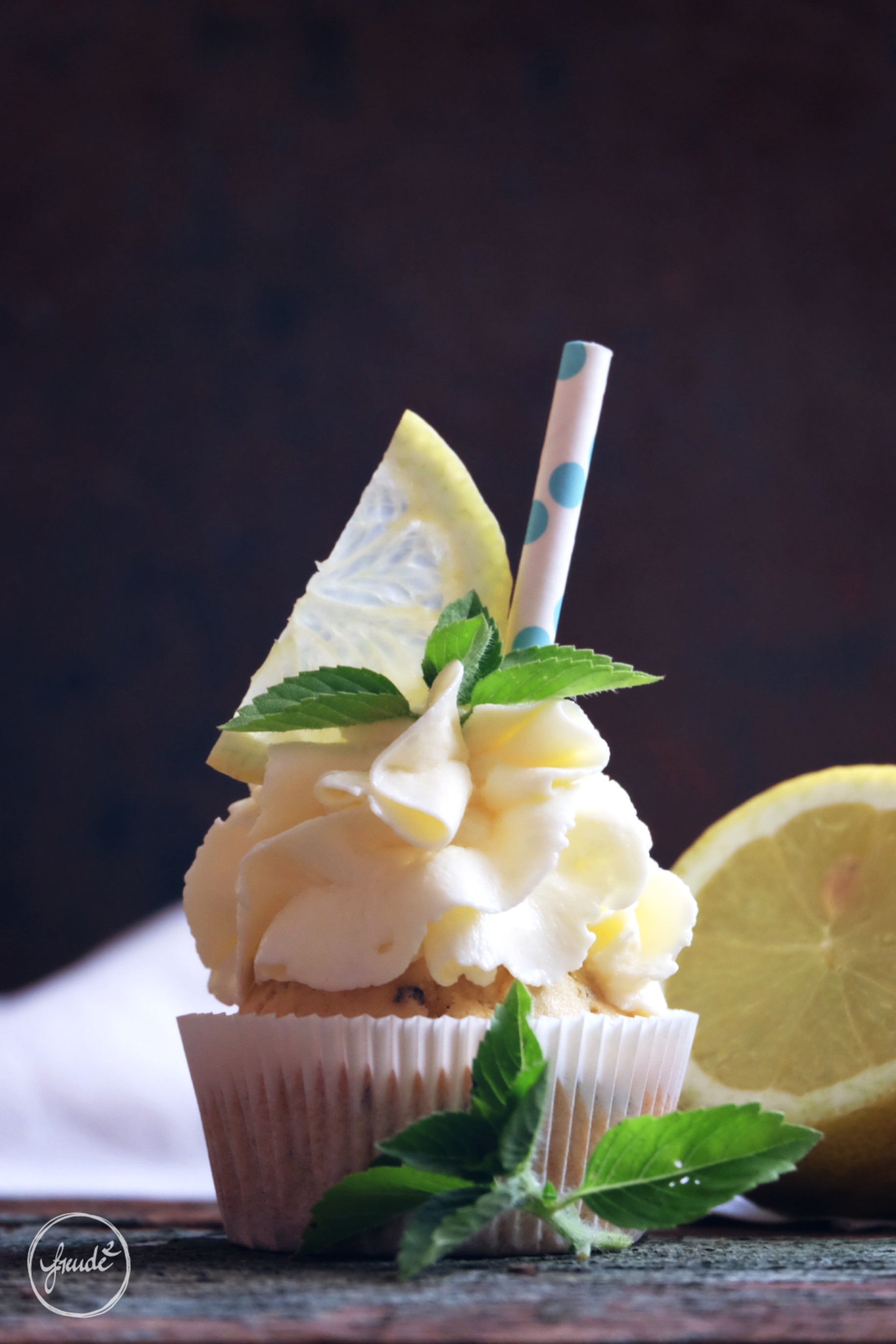 Zitronen Cupcakes mit frischen Gartenkräutern | Rezept
