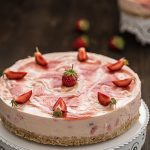No Bake Erdbeer-Passionsfrucht-Cheesecake | Rezept