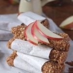 No-Bake Apple Pie Proteinriegel | Rezept für gesunde Eiweißriegel mit Apfel ohne Backen