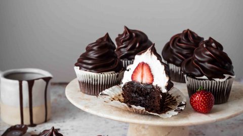 Brownie Hi-Hat Cupcakes mit Erdbeeren | Rezept