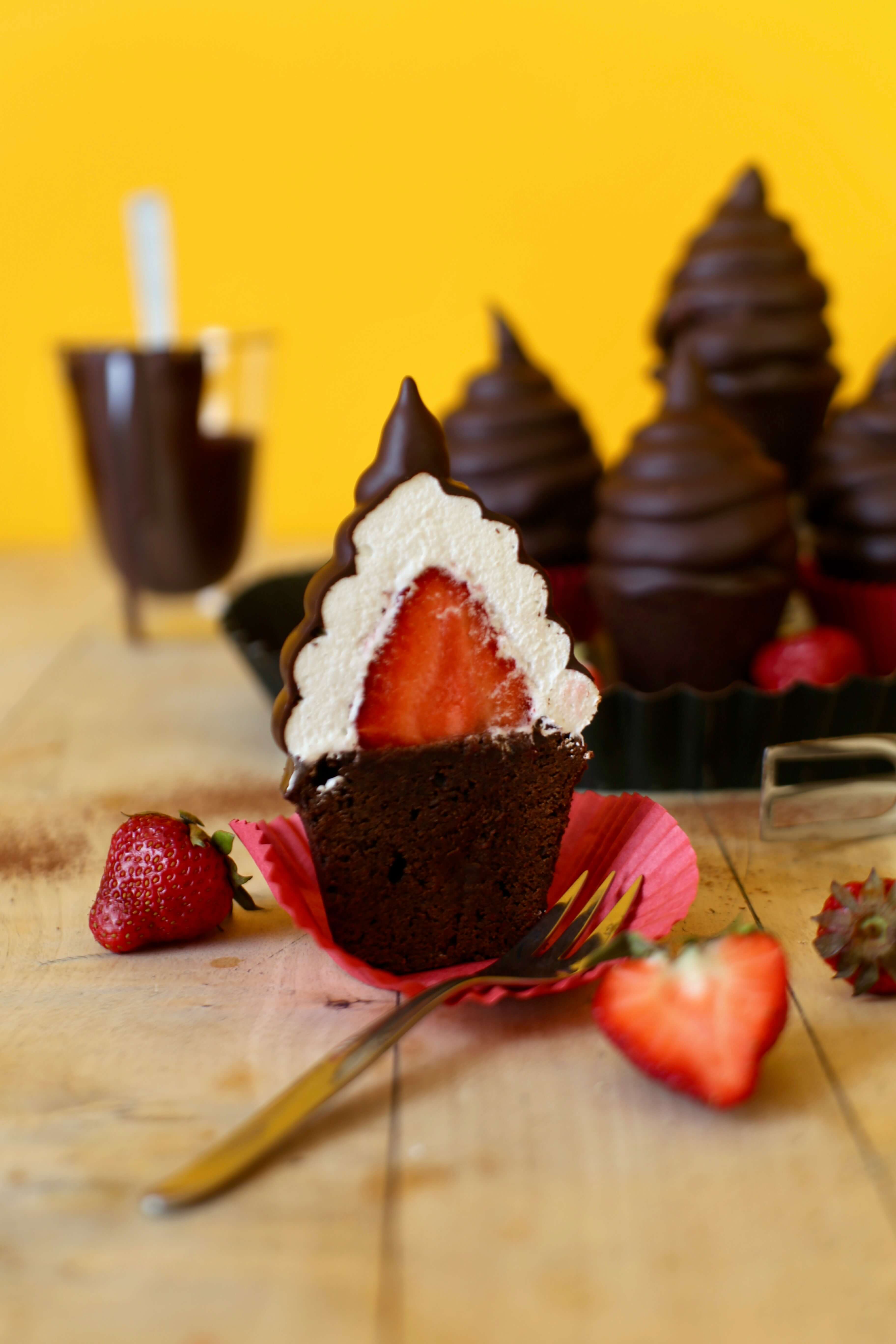 Brownie Hi-Hat Cupcakes mit Erdbeeren | Rezept