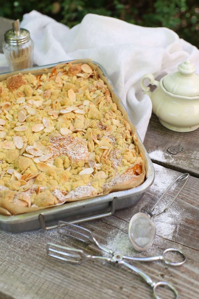 Saftiger Aprikosen-Streuselkuchen mit Mandeln – La Crema