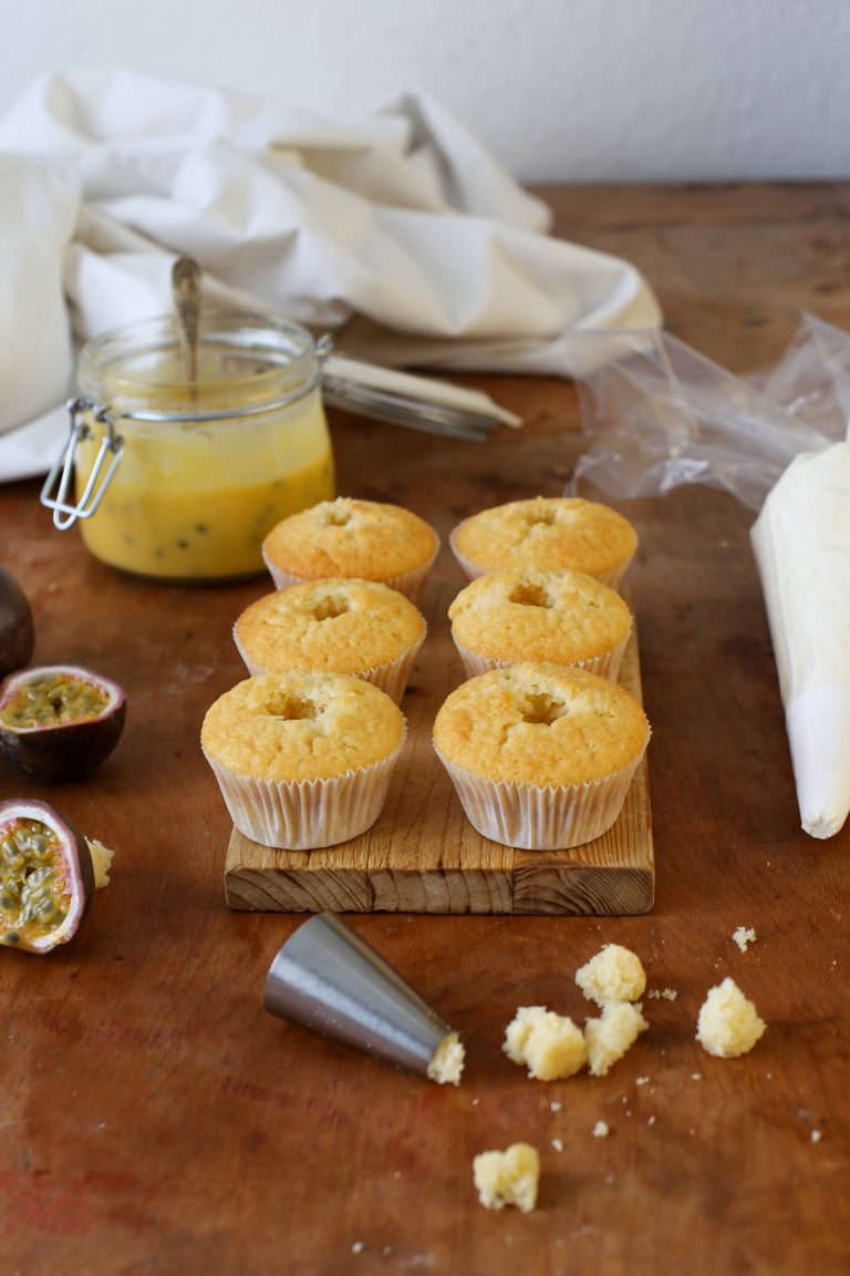 Kokos-Passionsfrucht-Cupcakes mit flüssigem Kern – La Crema Kokos-Passionsfrucht-Cupcakes mit flüssigem Kern – La Crema