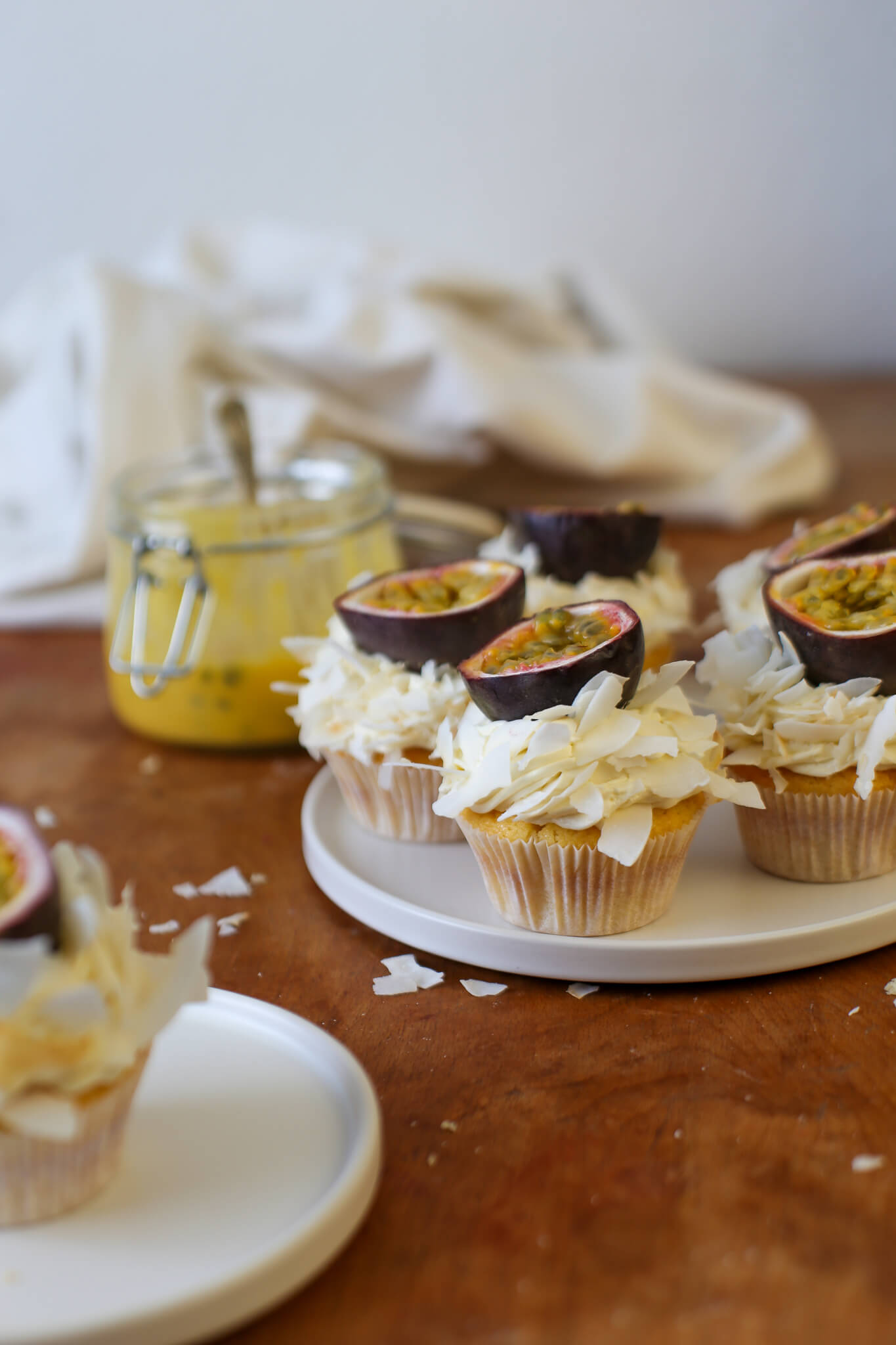 Kokos-Passionsfrucht-Cupcakes mit flüssigem Kern – La Crema Kokos-Passionsfrucht-Cupcakes mit flüssigem Kern – La Crema