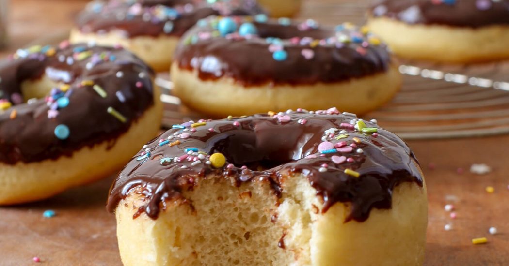 Fluffige Donuts aus dem Backofen mit Schoko-Salzkaramell-Glasur | ohne Frittieren | Rezept