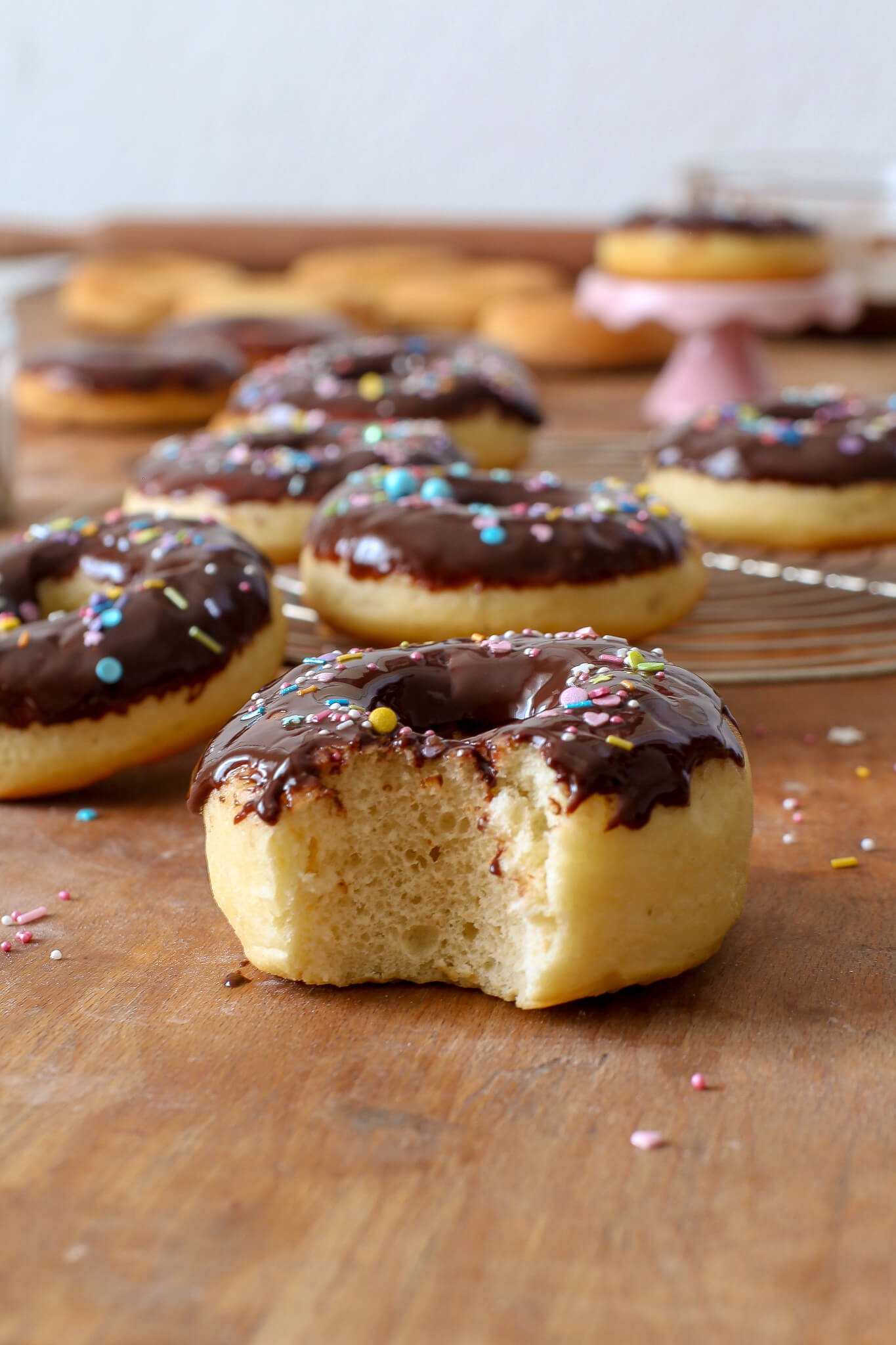 Fluffige Donuts aus dem Backofen mit Schoko-Salzkaramell-Glasur | ohne Frittieren | Rezept