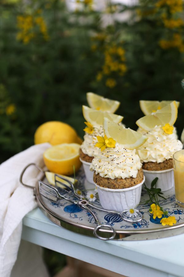 Zitronen-Mohn-Cupcakes mit Lemon Curd – La Crema Zitronen-Mohn-Cupcakes mit Lemon Curd – La Crema