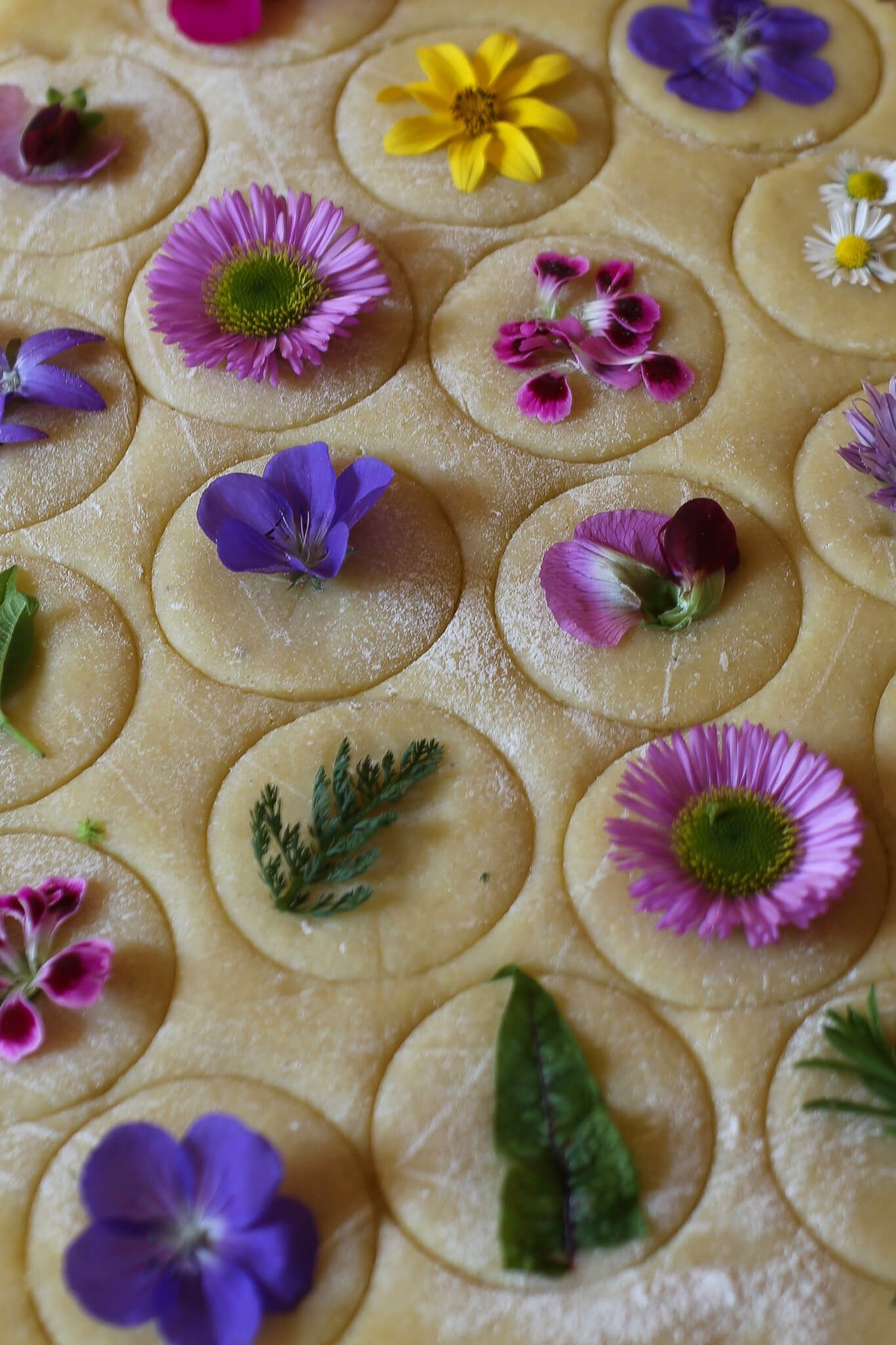 Butterplätzchen mit essbaren Blüten – La Crema