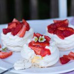 Mini Pavlovas mit Erdbeeren & Lemon Curd | Rezept