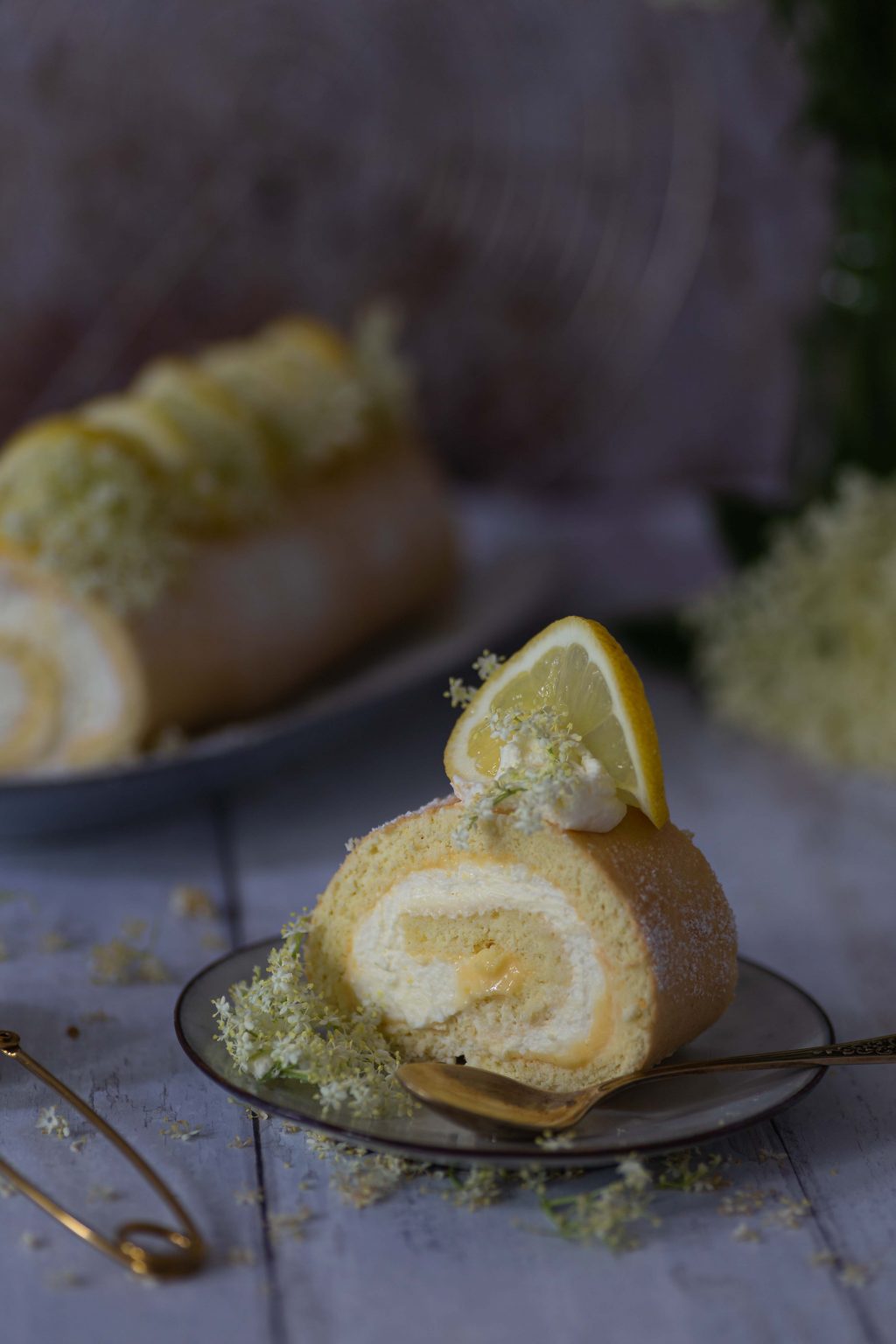 Zitronenrolle | Zitronige Biskuitrolle mit Lemon Curd – La Crema