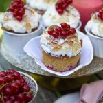 Johannisbeer-Cupcakes mit Mandelbaiser & flüssigem Kern | Rezept