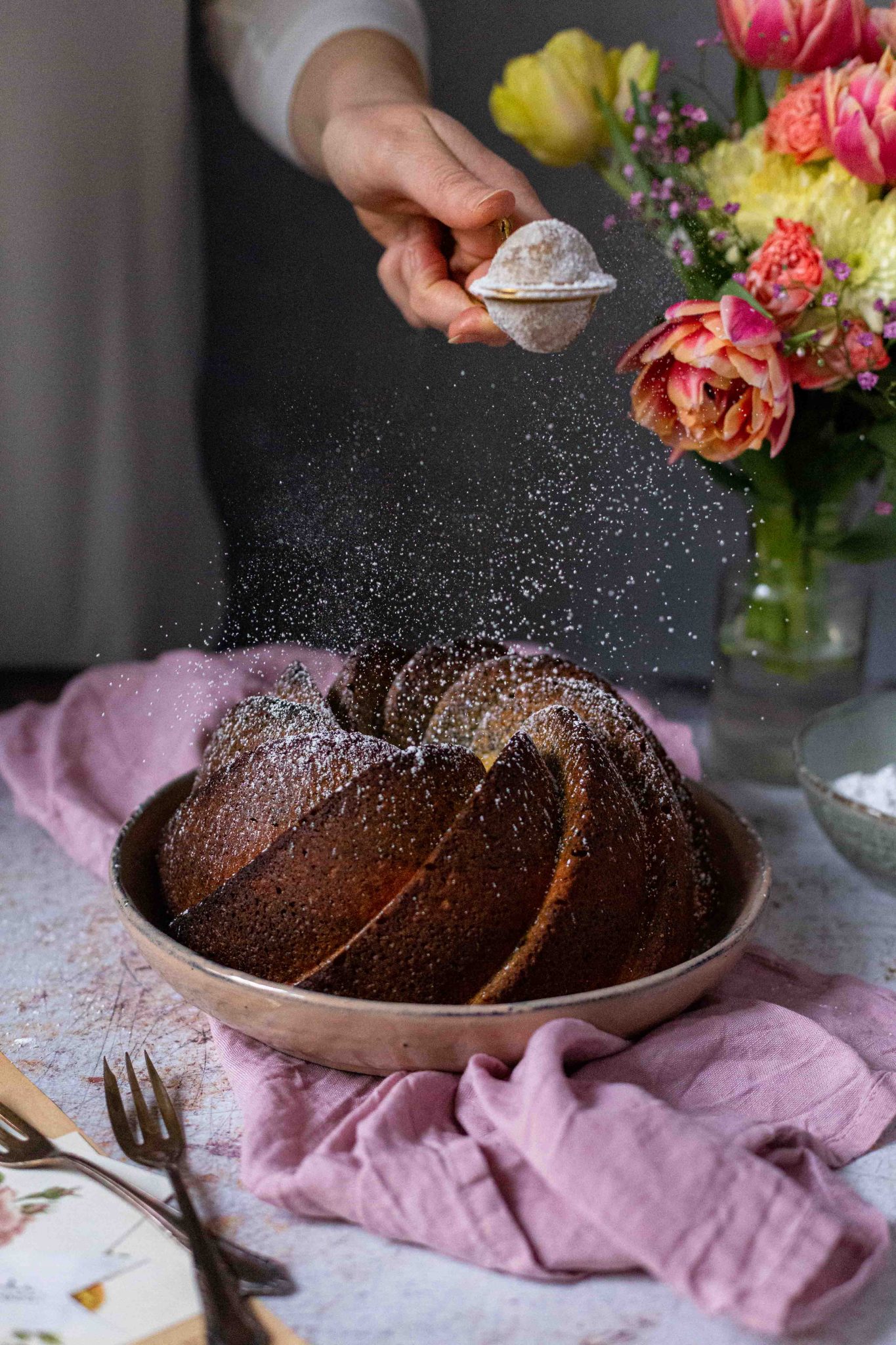 Eierlikör Gugelhupf mit Mohn & Sauerkirschen – La Crema Eierlikör Gugelhupf mit Mohn & Sauerkirschen – La Crema