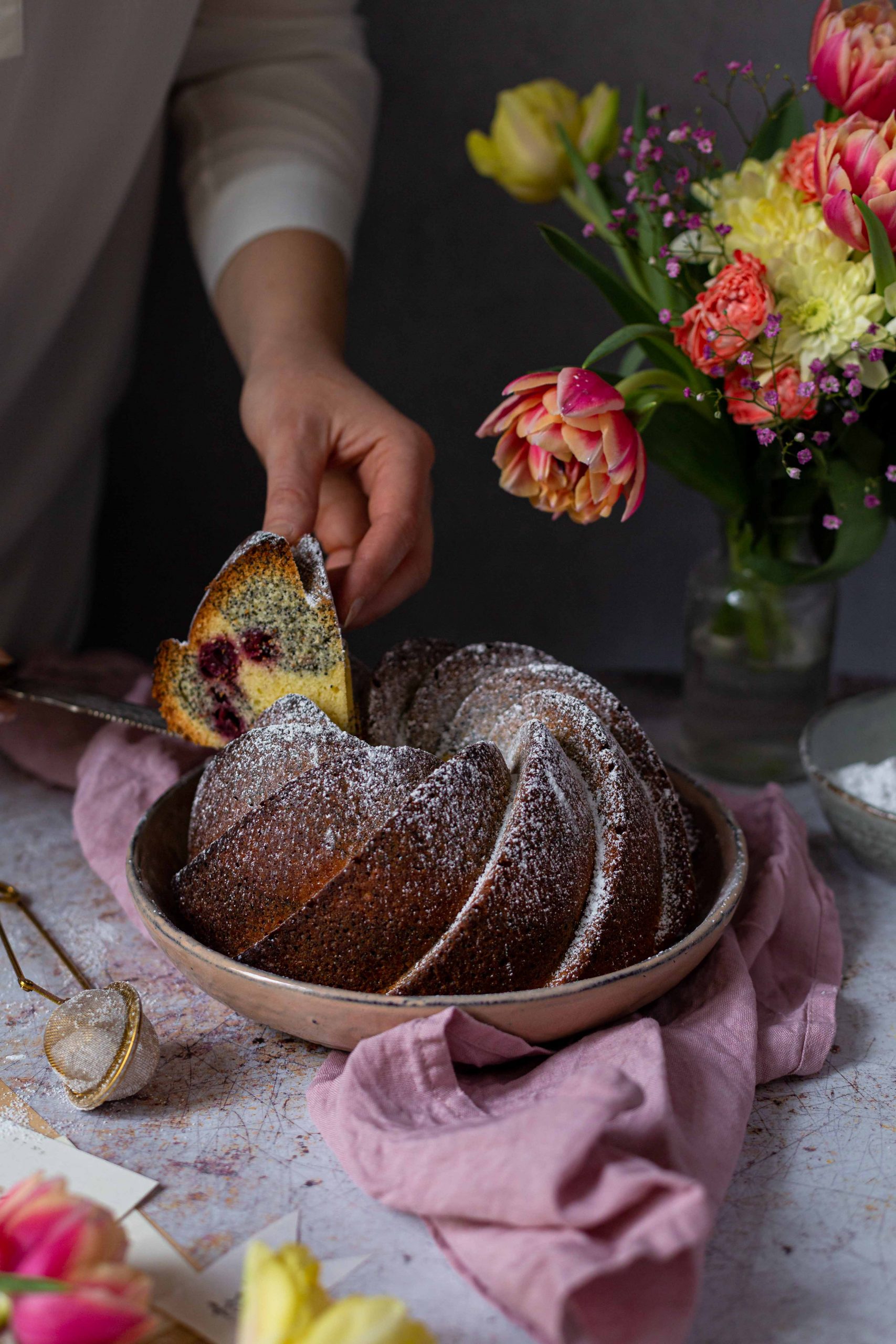 Eierlikör Gugelhupf mit Mohn & Sauerkirschen – La Crema Eierlikör Gugelhupf mit Mohn & Sauerkirschen – La Crema