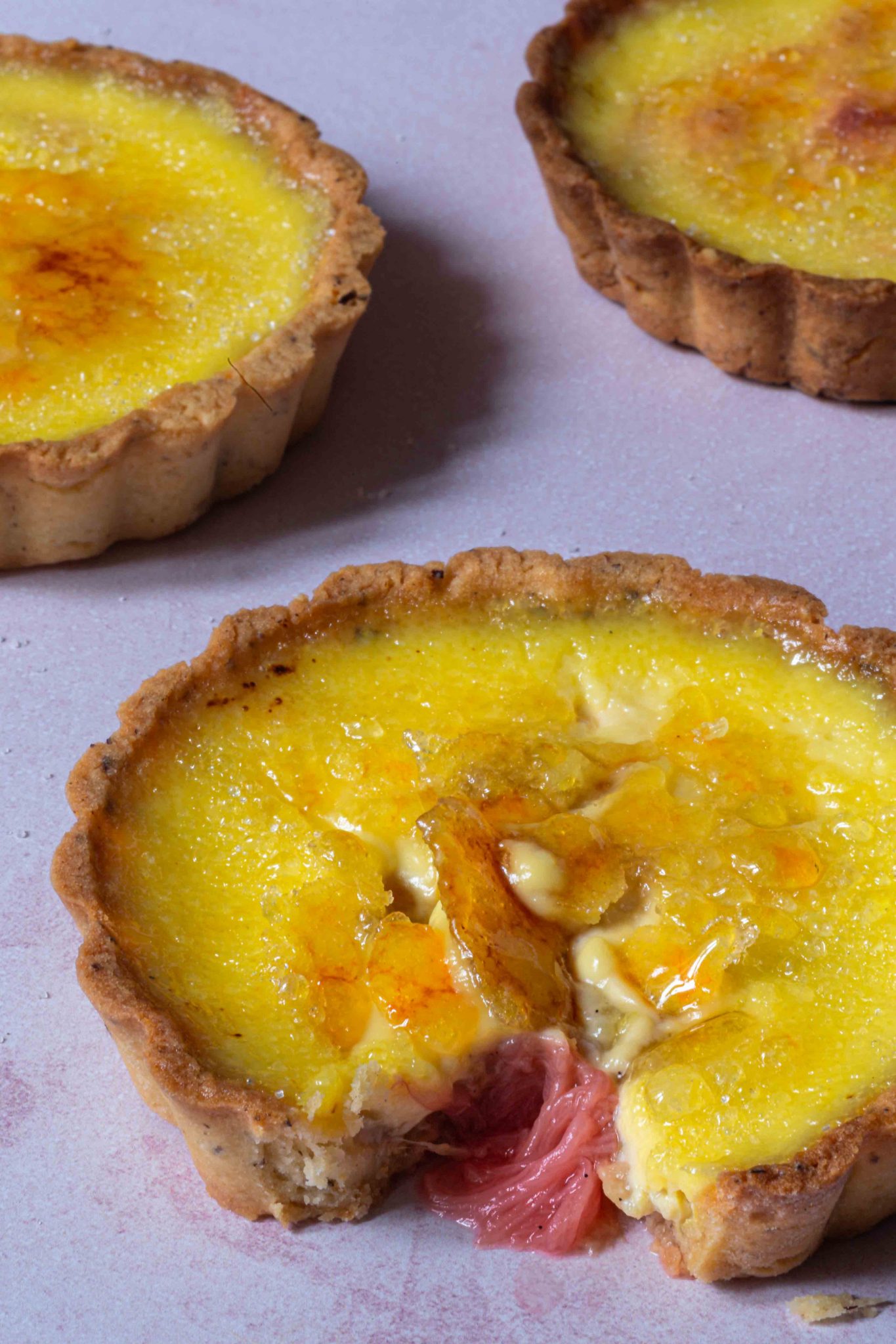 Crème Brûlée-Tartelettes mit Rhabarber – La Crema