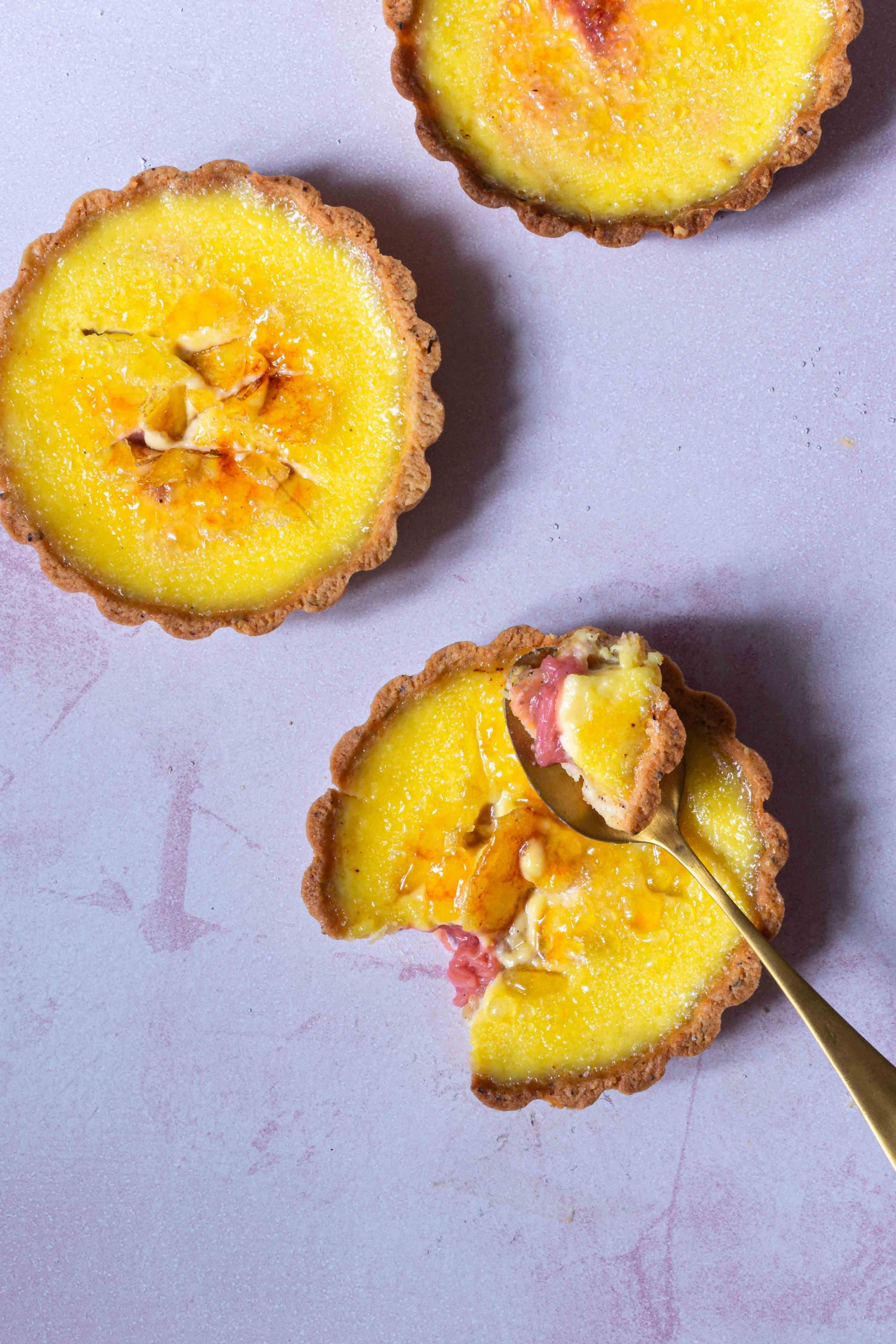 Crème Brûlée-Tartelettes mit Rhabarber – La Crema