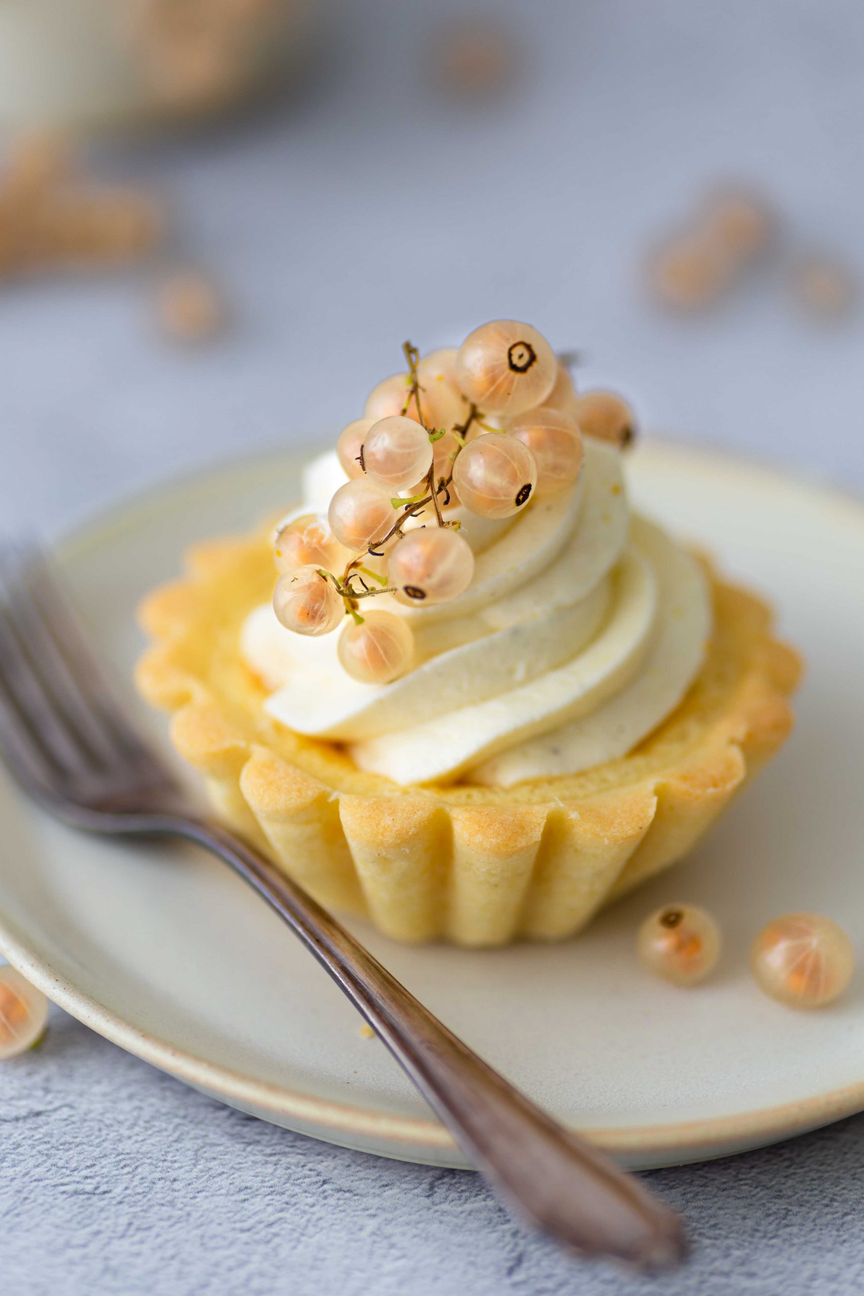 Cheesecake-Törtchen mit weißen Johannisbeeren | Rezept