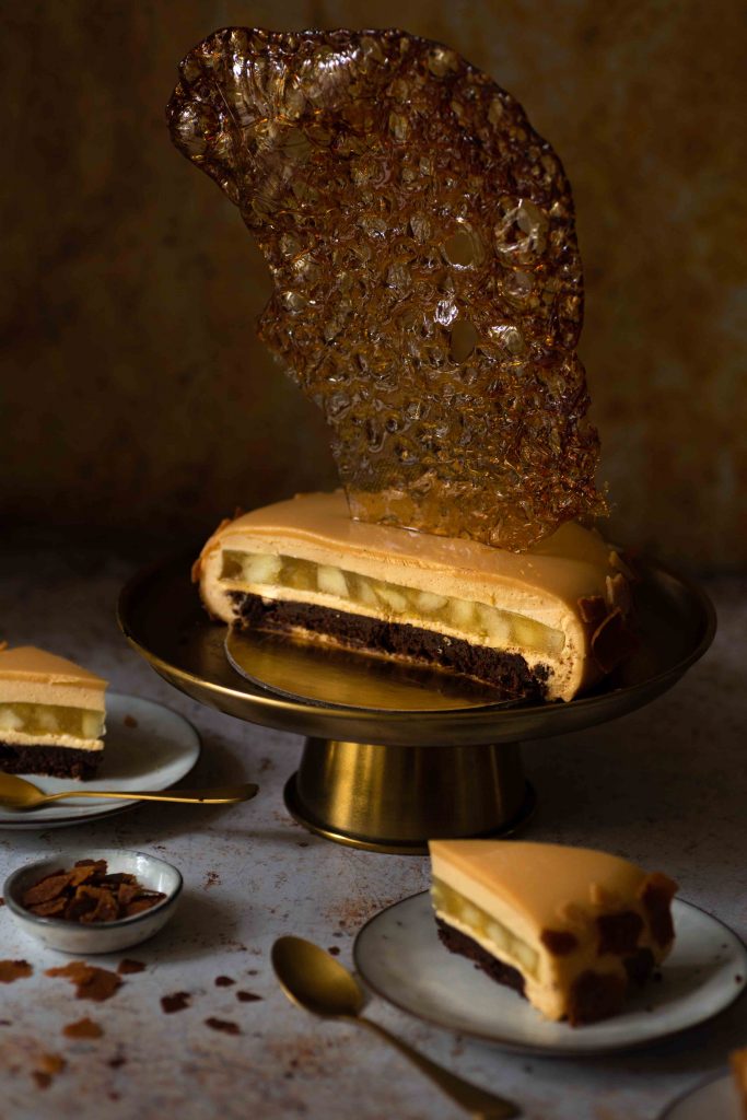 Karamell-Mousse-Torte mit Apfelfüllung & Brownieboden | Rezept