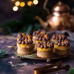 Baumkuchen Törtchen mit Amaretto-Cremeux, Orangengelee und Orangenkaramellkern | Rezept
