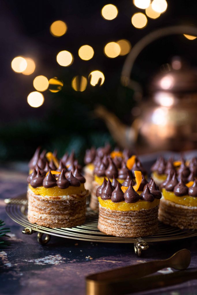 Baumkuchen Törtchen mit Amaretto-Cremeux, Orangengelee und Orangenkaramellkern | Rezept