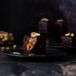 Snickers-Törtchen | Feine Schoko-Erdnuss-Würfel | Rezept