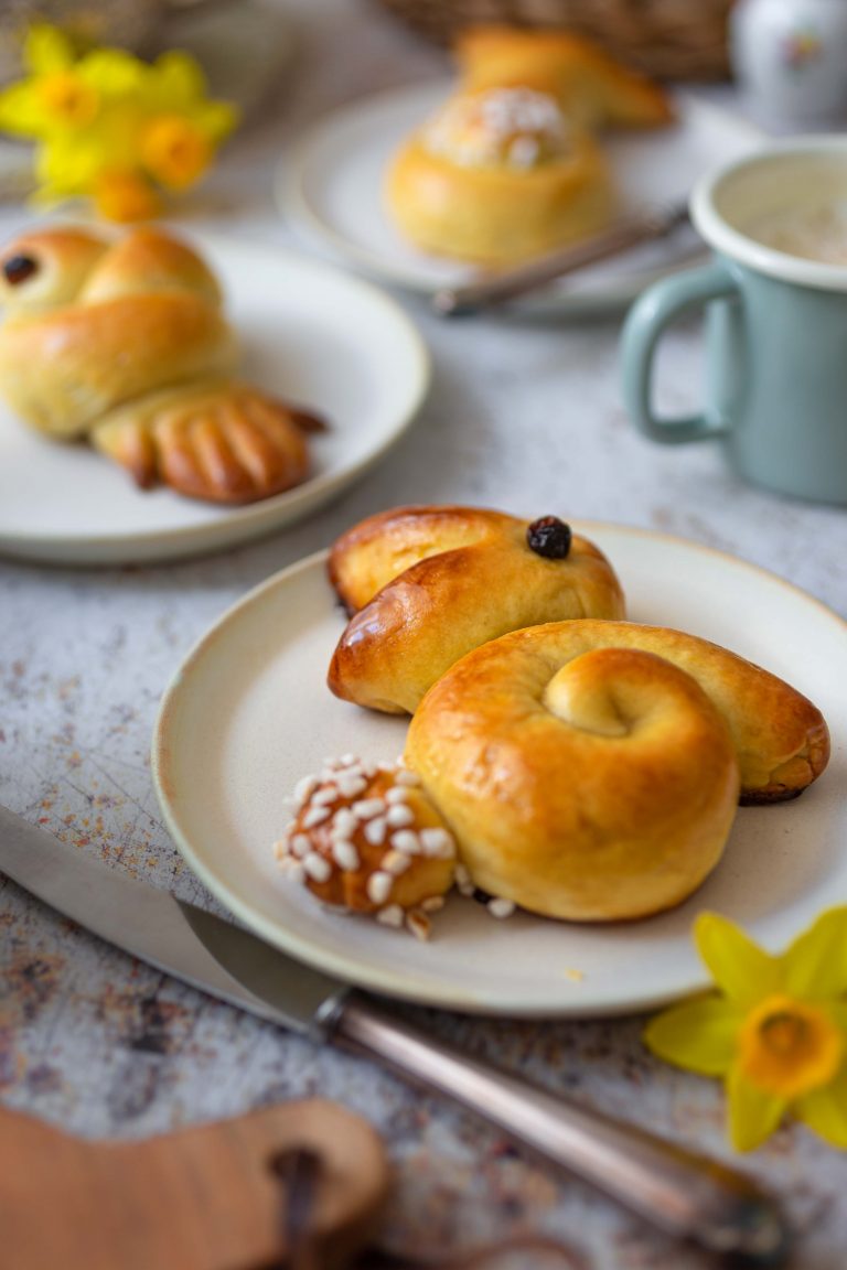 Ostergebäck aus Hefeteig: Osterhasen und -küken mit Safran – La Crema