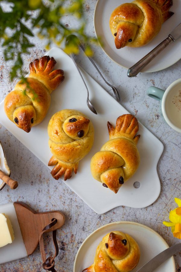 Ostergebäck aus Hefeteig: Osterhasen und -küken mit Safran – La Crema