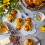 Ostergebäck aus Hefeteig: gebackene Osterhasen und Osterküken mit Safran | Rezept