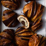 Bicolor Schoko Croissants mit Nougat | Fancy Schoko Brötchen | Rezept