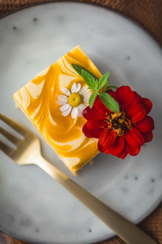 Mango-Cheesecake-Bars mit essbaren Blüten | Rezept