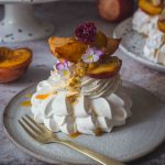 Sommer Pavlovas mit Passionsfrucht-Curd & gegrillten Pfirsichen | Rezept
