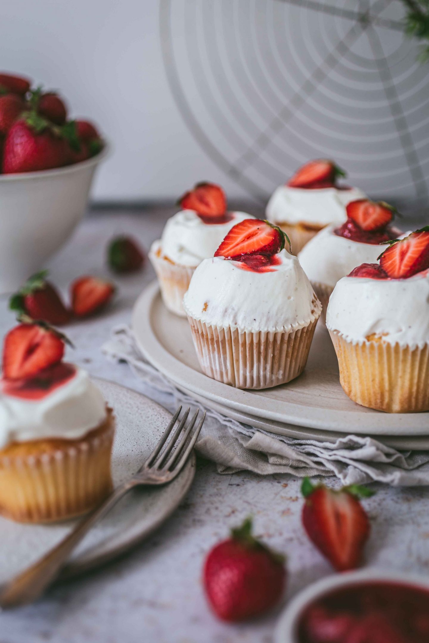 Luftige Erdbeer-Cupcakes mit Joghurt-Frosting – La Crema