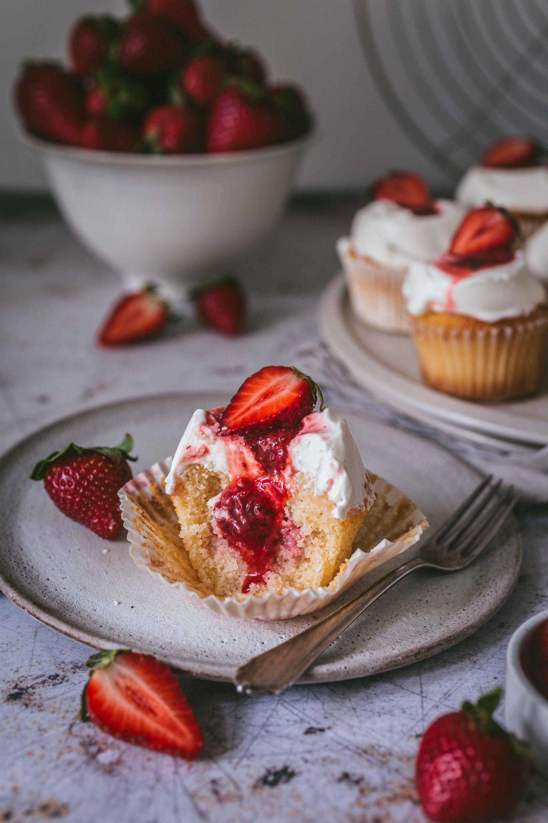 Luftige Erdbeer-Cupcakes mit Joghurt-Frosting – La Crema