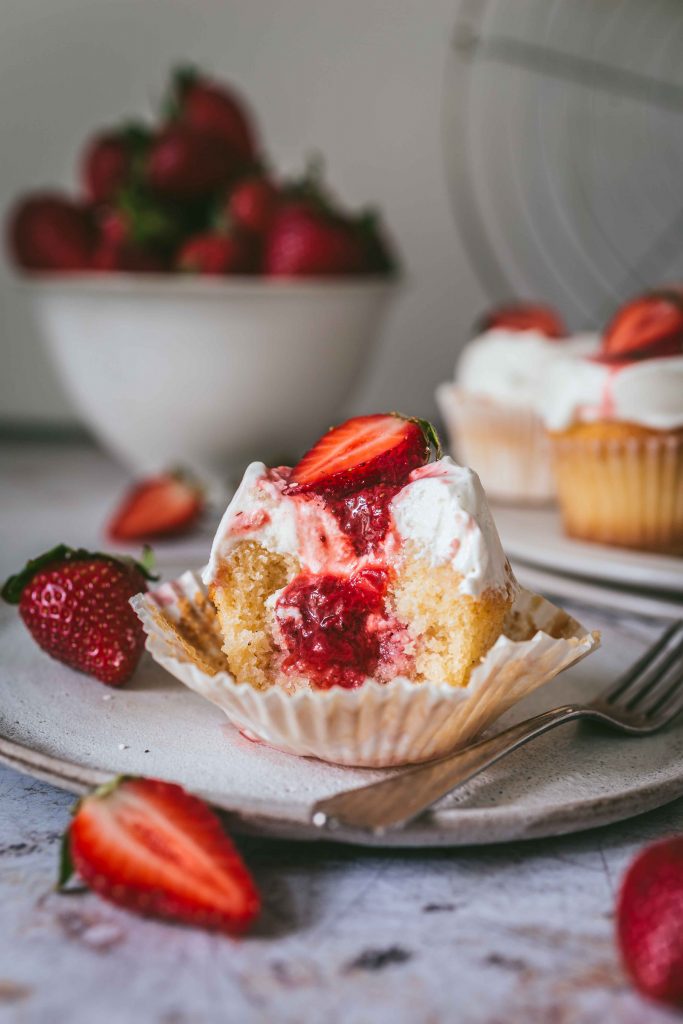 Luftige Erdbeer-Cupcakes mit Joghurt-Frosting | Rezept