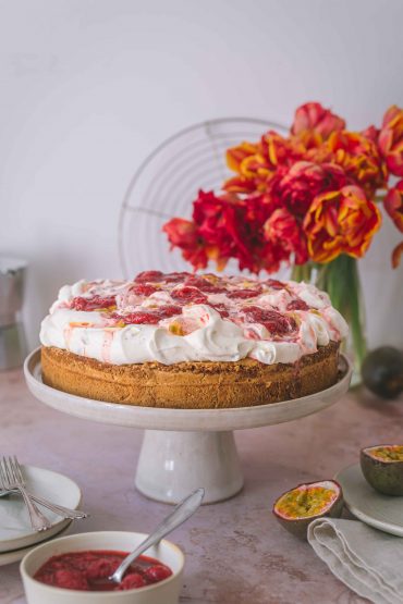 Torta Paradiso mit gerösteten Erdbeeren & Passionsfrucht | Rezept