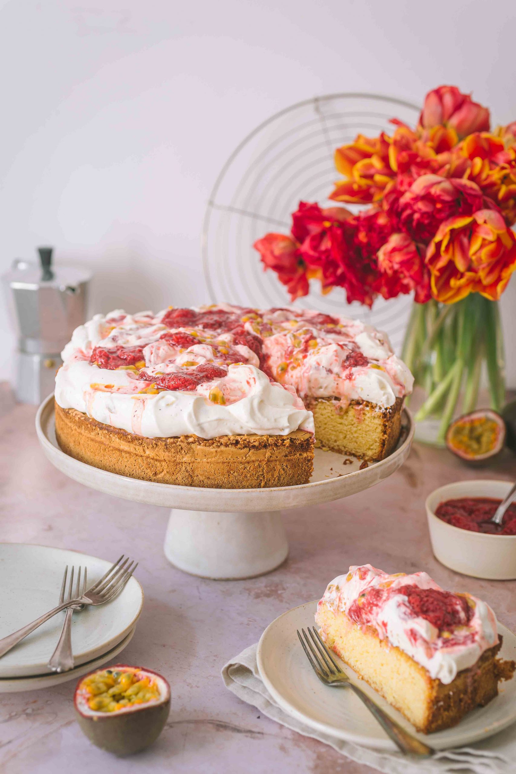 Torta Paradiso mit gerösteten Erdbeeren & Passionsfrucht | Rezept