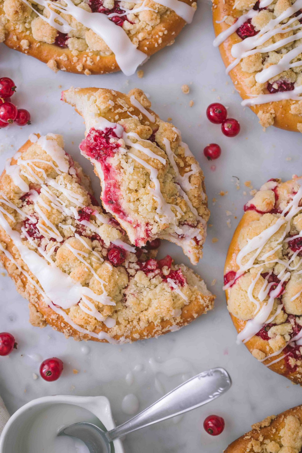Johannisbeer-Streuseltaler wie vom Bäcker – La Crema Johannisbeer-Streuseltaler wie vom Bäcker – La Crema