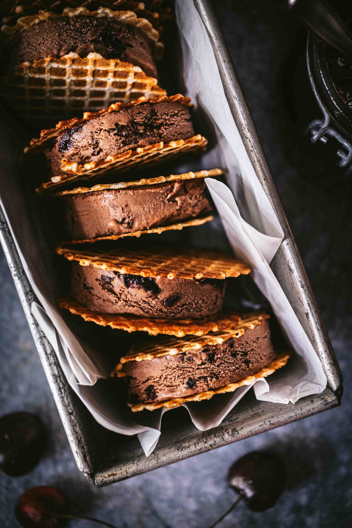 Schoko-Eis-Sandwiches mit selbst gemachten Amarena Kirschen – La Crema Schoko-Eis-Sandwiches mit selbst gemachten Amarena Kirschen – La Crema